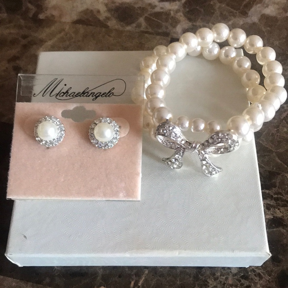Beautiful pearl bracelet W/ matching earrings